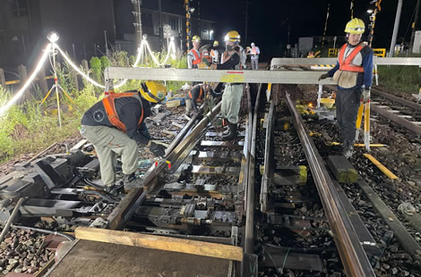 深夜作業で鉄道を支えます